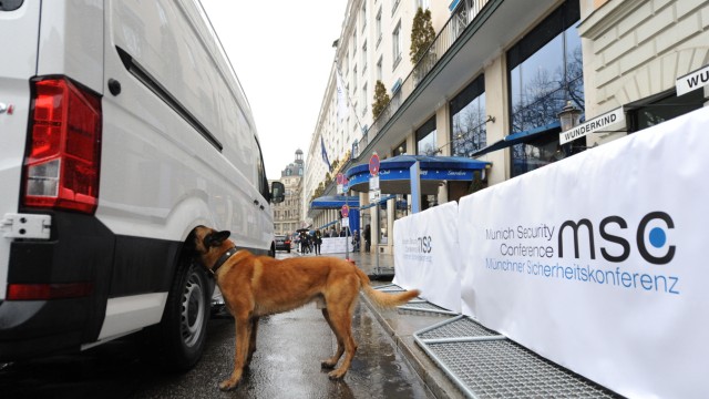 Großeinsatz wirklich aller Polizeikräfte: Einmal alles gründlich abschnüffeln: der sechsjährige belgische Schäferhund Gomez im Einsatz vor dem Bayerischen Hof.