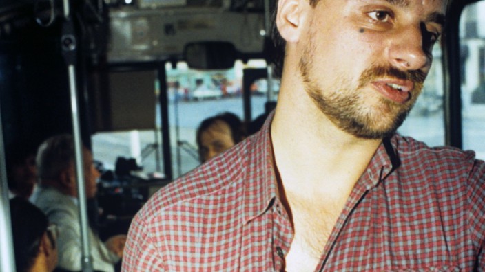Der Entführer Dieter Degowski steht während des Gladbeckers Geiselnehmers in einem gekaperten Bus in Bremen.