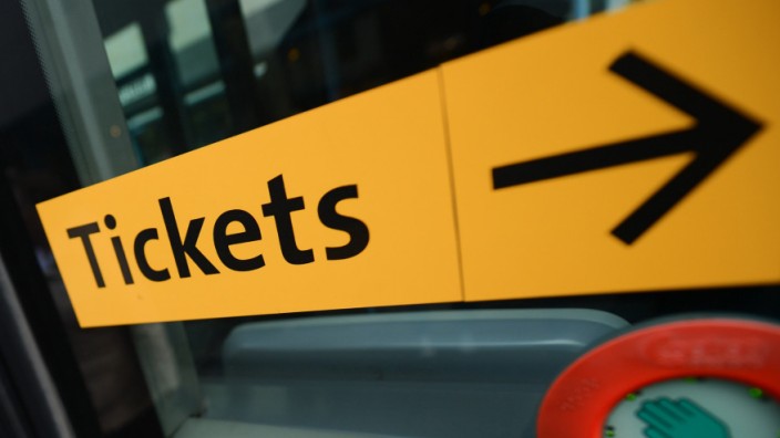 Kolumne: Vor Gericht: Bitte nicht ohne: Ein gelber Aufkleber zeigt Fahrgästen, wo sie ein Ticket erwerben können.