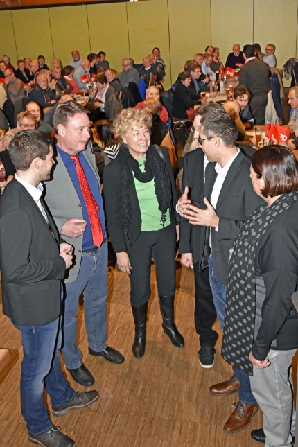 SPD: Gespräch über das Chaos an der Spitze: Gesine Schwan (Mitte) im Kreis von SPD-Politikern.