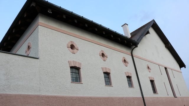 Pfarrstadel, die Ostfassade vor und nach der Renovierung. Foto: Pfrarrverband Glonnauer Land/privat.