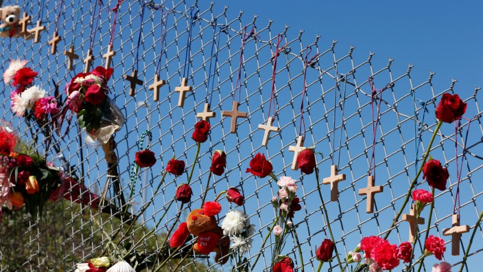 Amoklauf an Schule: Kreuze und Blumen an einem Zaun in der Nähe der Marjory Stoneman Douglas Highschool.