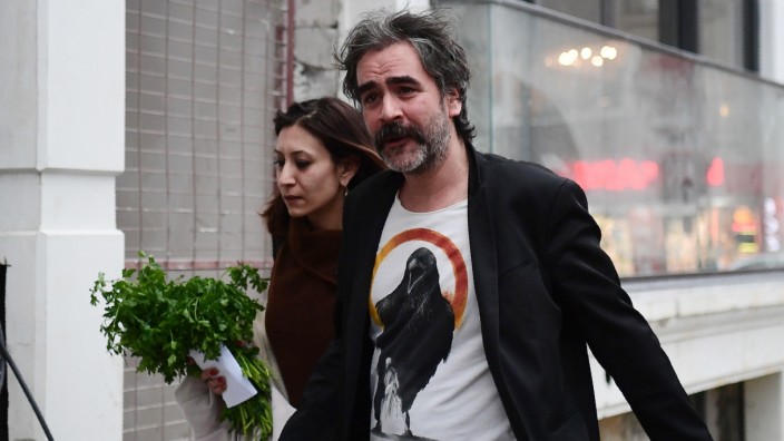 Seite Drei zu Deniz Yücel: Nach 367 Tagen wieder frei: der Journalist Deniz Yücel und seine Frau Dilek Mayatürk am Freitag in Istanbul.