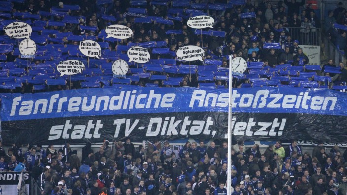 Gewalt von Fußballfans: Fans äußern ihren Unmut: Auch durchaus nachvollziehbare Aktionen wie hier von Bielefelder Anhängern prägen die Kultur in den Fankurven.