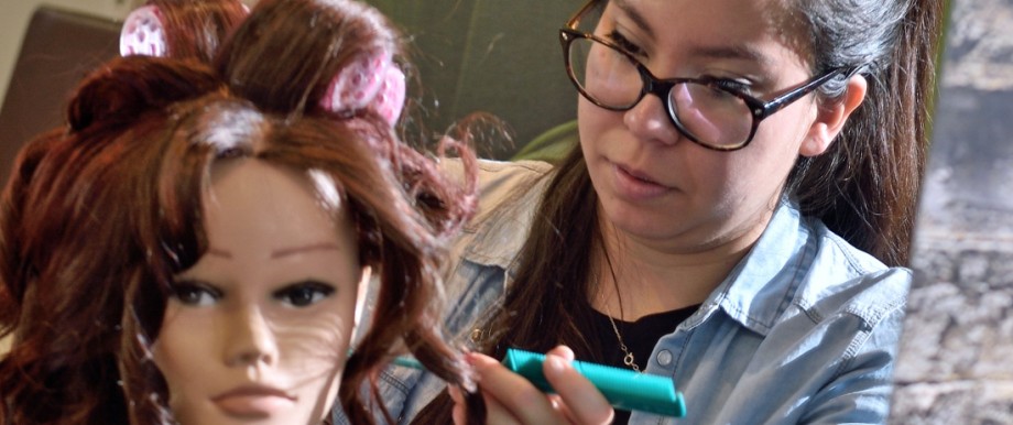 Junge Spanierinnen lernen Friseurhandwerk in Leipzig