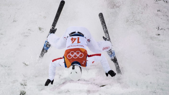 Stürze bei Olympia: Der Chinese Liu Zhongqing stürzt im Freestyle-Ski-Finale.