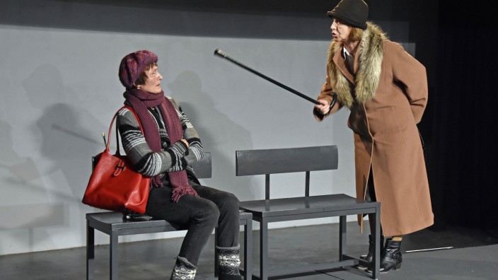 Theater: Auch wenn die alte Dame hier mit dem Stock droht: Alles, was zwischen Ellen Kießling-Kretz als Martha (rechts) und Marion Nitsch als Vicky passiert, ist Sprache. Und die tut weh. Die beiden einsamen Frauen machen sich ihre Einsamkeit nicht unbedingt leichter.