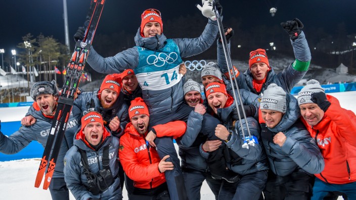 Olympia: Das deutsche Biathlon-Team feiert die Silbermedaille von Simon Schempp 2018 in Pyeongchang.