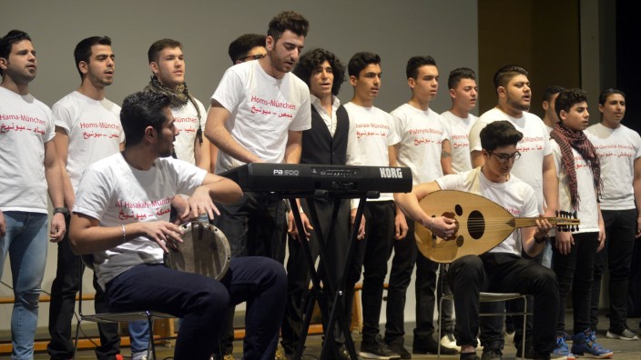 Kandidaten für den Tassilo 2018: Die bis zu 26 Sänger des Syrischen Friedenschors vermitteln beim Konzert in Pullach die Freude an ihrer Musik.