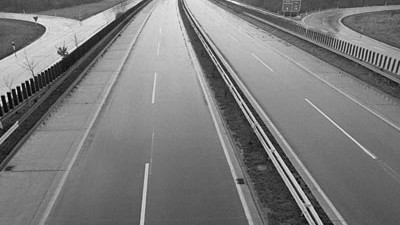 60 Jahre BRD: Die Wirtschaft der 70er: Blick auf die leere Autobahn am Kreuz Düsseldorf-Wupertal am 25. November 1973. Wegen der anhaltenden Ölkrise wird zum ersten Mal ein sonntägliches Fahrverbot verhängt.