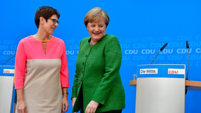 CDU-Generalsekretärin: Annegret Kramp-Karrenbauer (links) soll neue CDU-Generalsekretärin werden, Parteichefin Merkel freut sich.