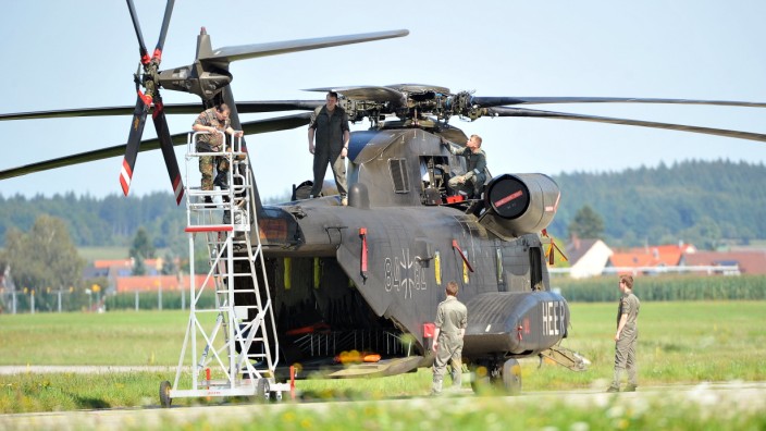 Bundeswehr: Techniker warten einen Hubschrauber auf dem Heeresflugplatz in Laupheim.