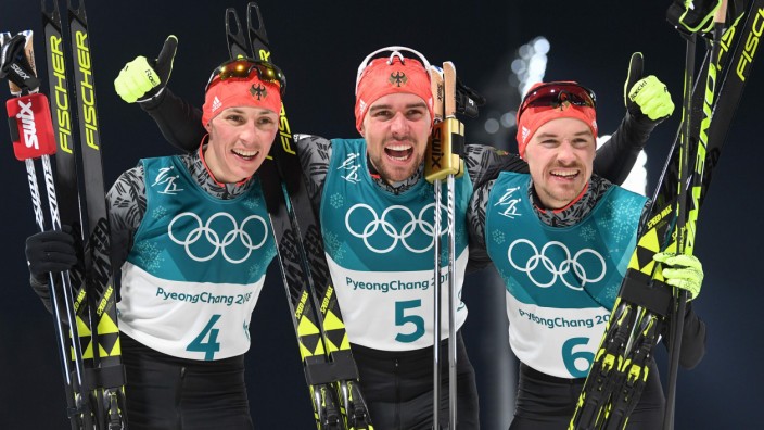 Olympia: Eric Frenzel, Johannes Rydzek und Fabian Rießle (von links) bejubeln ihren großen Triumph.