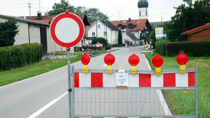 Schlupfloch für Projektgegner: Eine Straßensperre im Landkreis Ebersberg.