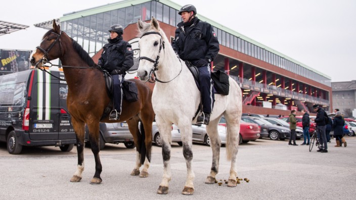 Polizei - Reiterstaffel bei einem Bundesliga-Spiel in Hamburg