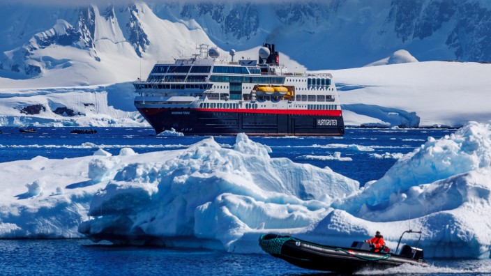 Expeditionskreuzfahrt in die Antarktis: Expeditionsfahrt zwischen Eisschollen.