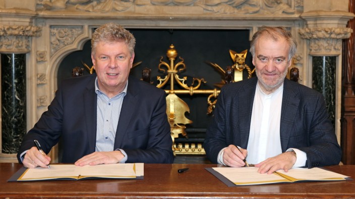 Rauswurf von Star-Dirigenten: 26. Februar 2018: Oberbürgermeister Dieter Reiter (links ) und Valery Gergiev unterzeichnen friedlich vereint im Münchner Rathaus den neuen Vertrag.