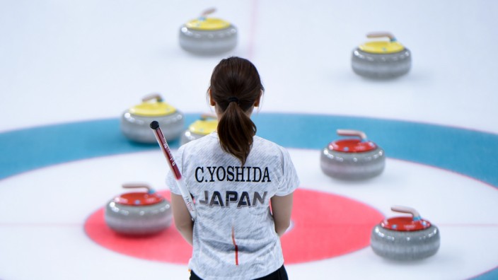 Olympia: Ein einziges großes Rätsel: Die japanische Curlerin Chinami Yoshida betrachtet die Steine beim Match gegen die Schweiz.