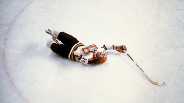 Eishockey Olympische Spiele Innsbruck 1976 Erich Kühnhackl BR Deutschland am Boden; Eishockey