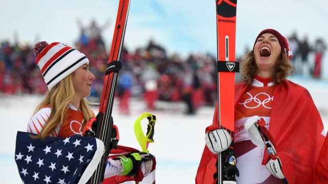Alpine Kombination: Kann schon wieder Witze machen: Die geschlagene Amerikanerin Mikaela Shiffrin belustigt die Olympiasiegerin Michelle Gisin (rechts).