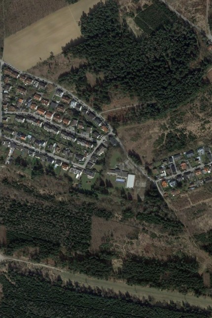 Trudering: Anstelle der Turnhalle (Bildmitte) sollen an der Fauststraße - der Schnittstelle zweier Waldflächen - Wohnblöcke entstehen. Screenshot: Google Maps