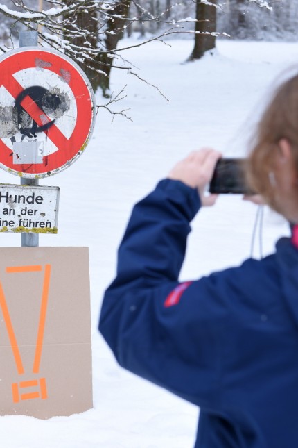 Kinder an die Macht: Die Kinder fotografieren selbst Orte, für die sie sich eine Veränderung wünschen - etwa, dass Hundehalter die Anweisungen auf Schildern befolgen.
