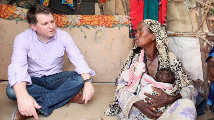 FILE PHOTO: Forsyth, Chief Executive of Save the Children UK, talks to internally displaced Somalis at a camp in Hodan district of Somalia's capital Mogadishu