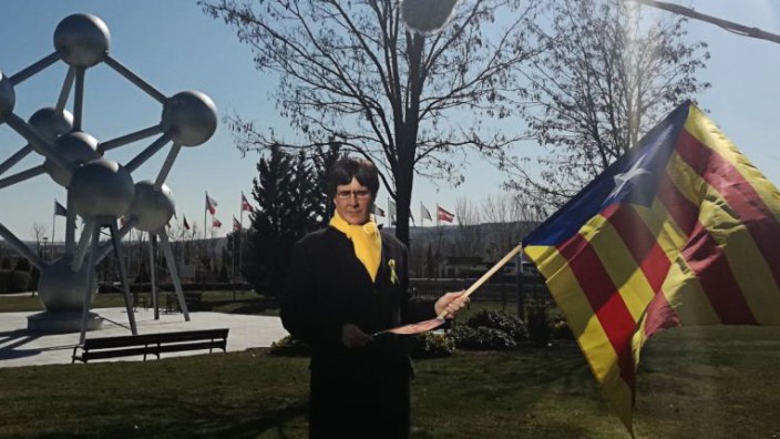Katalonien: Mit katalanischer Flagge im Vergnügungspark: Komiker Joaquin Reyes spielt Carles Puigdemont.