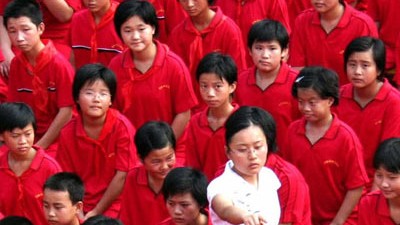 China: Schülerinnen in China sind Disziplin gewohnt - manchmal sind sie auch Gefahren ausgesetzt.