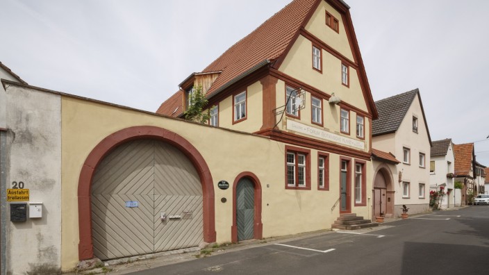 Unterfranken: Sylvia Peter und Michael Junginger haben den alten Winzerhof in mehrjähriger Bauzeit saniert und in ein Wohnhaus mit Galerie, Atelier und Café umgewandelt.