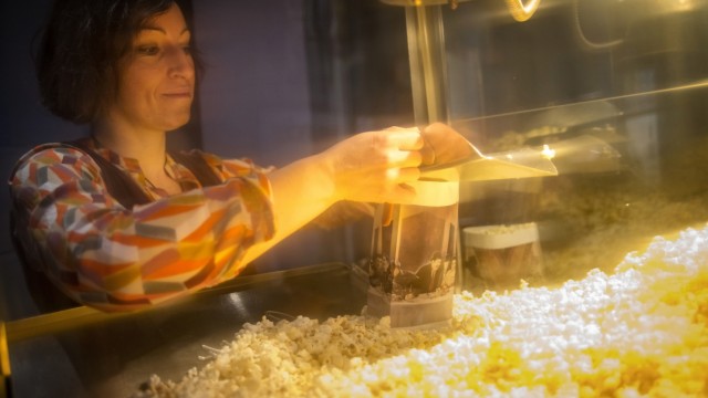 Film: Die Leiterin des Lichtspielhauses steht auch selbst an der Popcorn-Maschine.