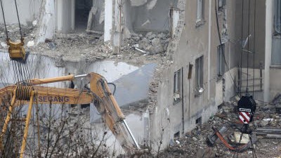 13. März 2009: Das eingestürzte Stadtarchiv in Köln. In den Trümmern suchen Feuerwehrleute immer noch nach einer vermissten Person.