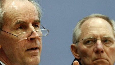 Rechtsextremismus unter Jugendlichen: Zeigten sich bei der Vorstellung der Studie sehr besorgt: Christian Pfeiffer (l.) und Wolfgang Schäuble.