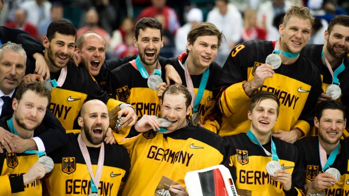 180225 Team Germany silver celebrating after the Ice hockey Eishockey Men s Final between Olympic