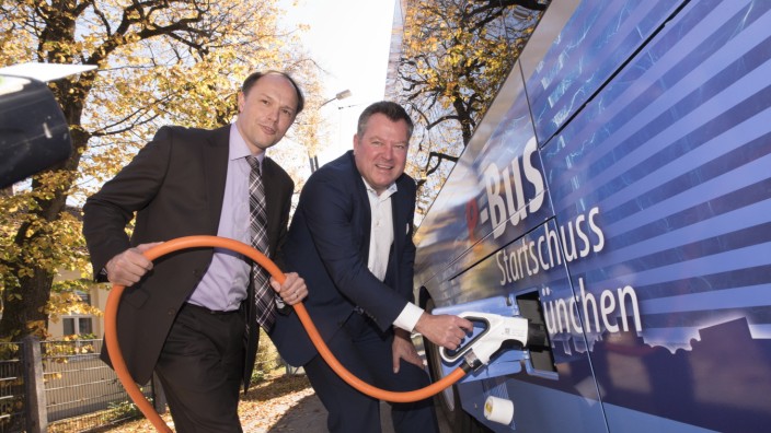 Nahverkehr: In München sind dseit 2017 Elektrobusse unterwegs. Im Bild: Zweiter Bürgermeister Josef Schmidt und Ralf Willrett von der MVG.