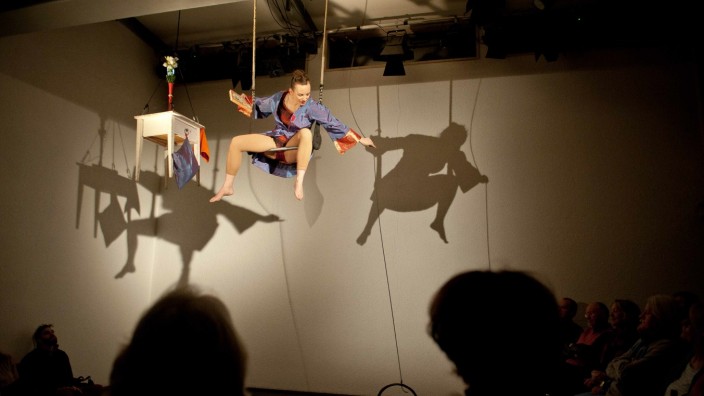 Puppenspiel und Kunst am Trapez: Spannung pur: "Aerial Theater" nennt Jana Korb ihre Mischung aus "narrativem Zirkus und Performances für den öffentlichen Raum".