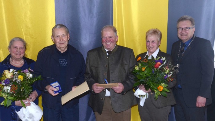 Röhrmoos verleiht Bürgermedaillen: Bürgermeister Dieter Kugler (rechts) mit seinen Ehrengästen: Anton Grassinger (links) und Johann Mayr erhalten die Bürgermedaille, ihre Ehefrauen, die beide Anna heißen, Blumen.