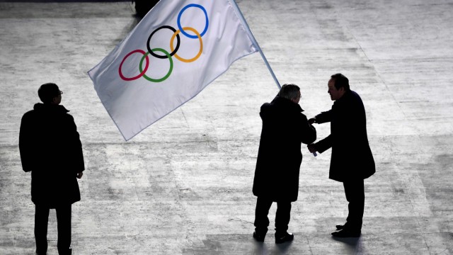Olympia: IOC-Präsident Thomas Bach übernimmt die Olympische Flagge von Sim Jae-guk, dem Bürgermeister von Pyeongchang, um sie anschließend dessen Pekinger Amtskollegen Chen Jining (links) zuz übergeben.
