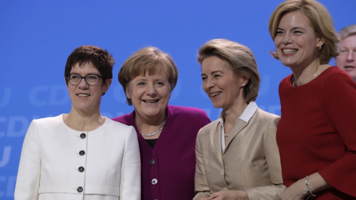 CDU-Parteitag: Annegret Kramp-Karrenbauer, Angela Merkel, Ursula von der Leyen und Julia Klöckner: Mit dem CDU-Parteitag ist die Kanzlerin zufrieden.
