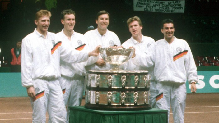 Tennis: Strahlende Sieger: 1988 holte das DTB-Team mit Boris Becker (v.l.), Patrik Kühnen, Teamchef Niki Pilic, Eric Jelen und Carl-Uwe Steeb den Davis Cup.