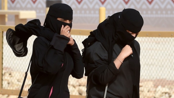 Reformen: Saudische Frauen in Rumah: Ihr Anteil an der arbeitenden Bevölkerung soll von derzeit 22 auf 30 Prozent angehoben werden.