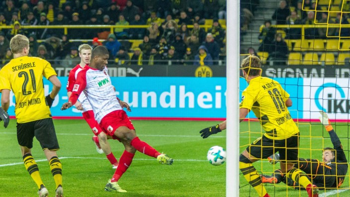 Kevin Danso Ausgburg schiebt den Ball zum Tor zum 1 1 ueber die Linie beim Spiel Borussia Dortmund