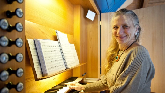 Kandidatin für den Tassilo 2018: Für den Tassilo-Preis nominiert: Kirchenmusikerin Christiane Iwainski, hier an der Orgel der evangelischen Kirche in Markt Schwaben.