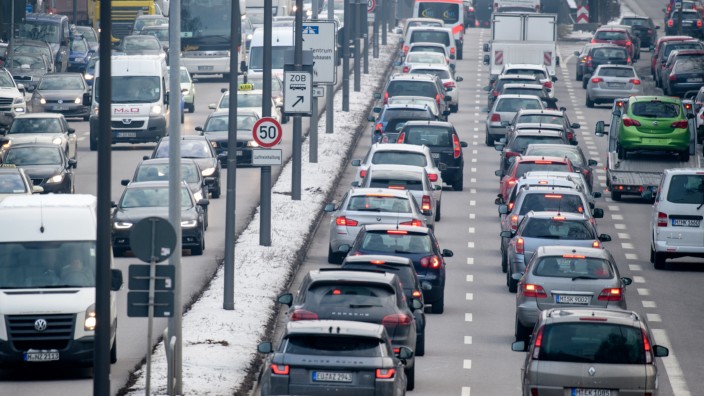 Verkehrswende in München: Dichter Verkehr schiebt sich über den Mittleren Ring in München.