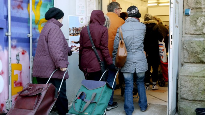 Kunden der Tafel Essen gehen mit ihren Einkaufstrolleys zur Ausgabestelle. Die Essener Tafel will im Februar 2018 keine nichtdeutschen Neukunden mehr aufnehmen.