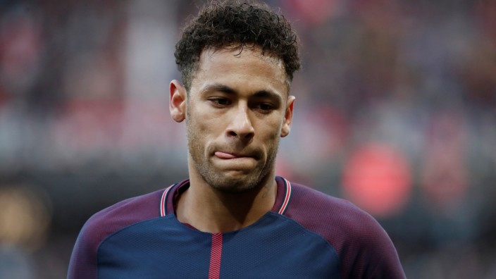 Superstar Neymar von Paris Saint-Germain im Spiel gegen RC Strasbourg. Der Brasilianer zog sich gegen Olympique Marseille eine schwere Verletzung zu.