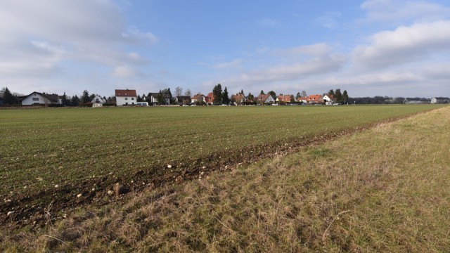 Gewerbeflächen: Noch ist es Ackerland: Doch bald soll die Gräfelfinger Fläche an der Heitmeier-Siedlung zwischen Pasing und der Autobahn bebaut werden. Die Anwohner wehren sich - sie wollen, dass es dort grün bleibt.