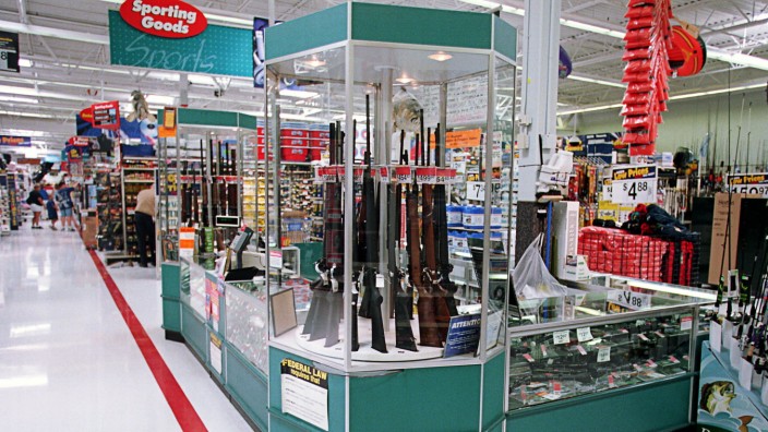 Parkland-Massaker: Gewehre in einer Walmart-Filiale (Archivbild): Man wolle ein verantwortungsvoller Verkäufer von Schusswaffen sein, teilt der Konzern mit.