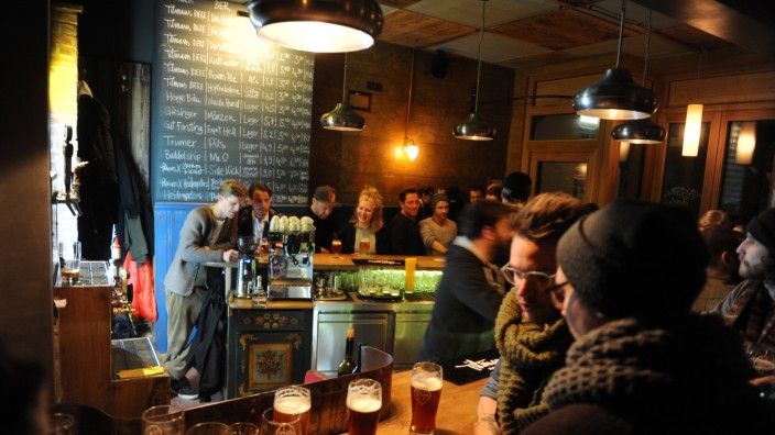 Frisches Bier: Der Tresen ist das Zentrum der Bar "Frisches Bier".