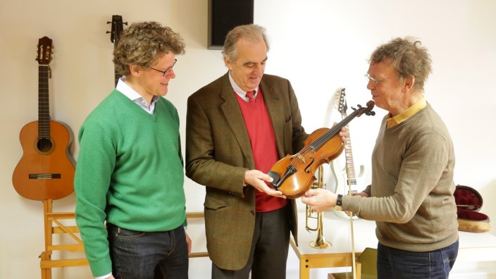 Musikalische Initiative: Eine Geige, die Guy Graf von Moy (Bildmitte) mitbrachte, ist das erste gespendete Instrument für Albanien. Er übergab sie an Musikschulleiter Martin Keeser (rechts) und seinen Stellvertreter Odilo Zapf.